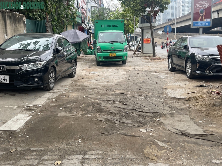 Vỉa hè đường Nguyễn Xiển xuống cấp nghiêm trọng, gạch lát nát tươm- Ảnh 6. Vỉa hè đường Nguyễn Xiển xuống cấp nghiêm trọng, gạch lát nát tươm- Ảnh 6.
