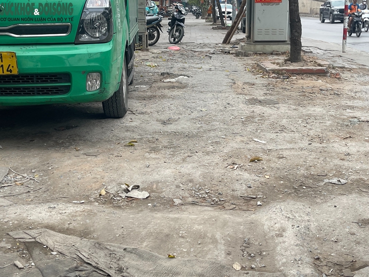 Vỉa hè đường Nguyễn Xiển xuống cấp nghiêm trọng, gạch lát nát tươm- Ảnh 7. Vỉa hè đường Nguyễn Xiển xuống cấp nghiêm trọng, gạch lát nát tươm- Ảnh 7.