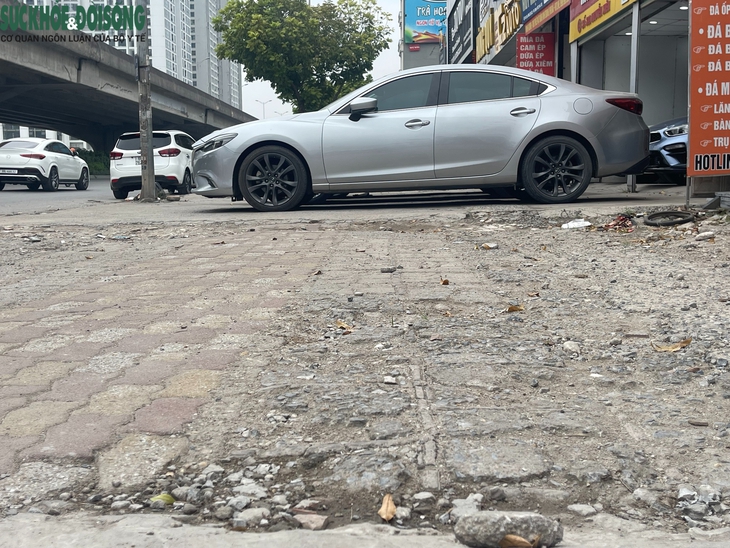 Vỉa hè đường Nguyễn Xiển xuống cấp nghiêm trọng, gạch lát nát tươm- Ảnh 8. Vỉa hè đường Nguyễn Xiển xuống cấp nghiêm trọng, gạch lát nát tươm- Ảnh 8.