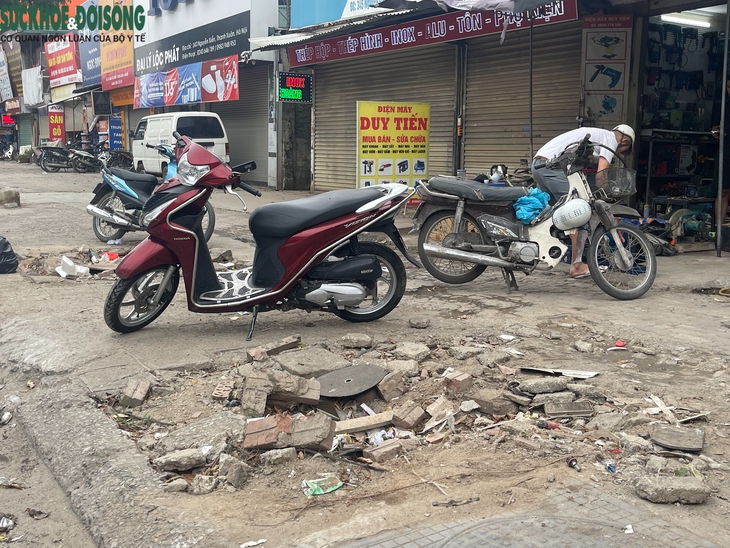 Vỉa hè đường Nguyễn Xiển xuống cấp nghiêm trọng, gạch lát nát tươm- Ảnh 9. Vỉa hè đường Nguyễn Xiển xuống cấp nghiêm trọng, gạch lát nát tươm- Ảnh 9.