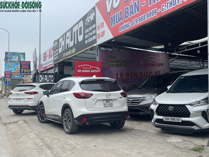 Vỉa hè đường Nguyễn Xiển xuống cấp nghiêm trọng, gạch lát nát tươm- Ảnh 13. Vỉa hè đường Nguyễn Xiển xuống cấp nghiêm trọng, gạch lát nát tươm- Ảnh 13.