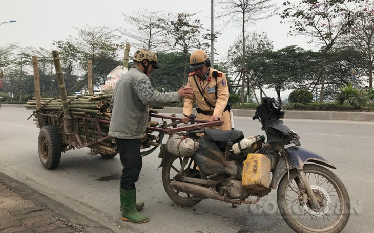 Những ô tô cũ nát nằm chỏng chơ giữa lòng đường Hà Nội- Ảnh 14.