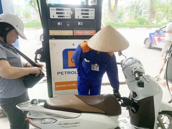 Tiếp tục đề xuất giảm thuế bảo vệ môi trường đối với xăng dầu trong năm 2025- Ảnh 1.
