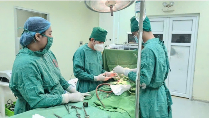 Gần 3 giờ phẫu thuật thành công ca tắc ruột thừa hiếm gặp- Ảnh 1. Gần 3 giờ phẫu thuật thành công ca tắc ruột thừa hiếm gặp- Ảnh 1.