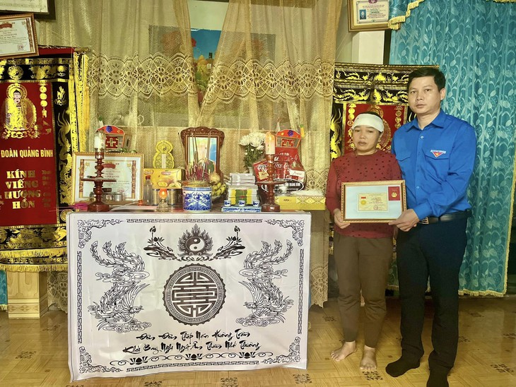 Truy tặng huy hiệu Tuổi trẻ dũng cảm cho thanh niên gặp nạn khi giúp dân vùng lũ- Ảnh 1. Truy tặng huy hiệu Tuổi trẻ dũng cảm cho thanh niên gặp nạn khi giúp dân vùng lũ- Ảnh 1.