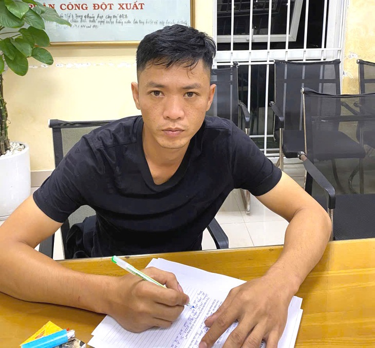Gã thanh niên dùng dao bầu đâm vào ngực nhân viên quán karaoke rồi bỏ trốn- Ảnh 1. Gã thanh niên dùng dao bầu đâm vào ngực nhân viên quán karaoke rồi bỏ trốn- Ảnh 1.