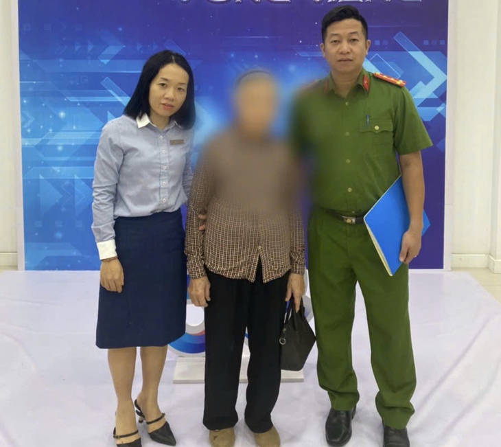 Tin lời 'công an dởm', cụ bà ở Hà Nội suýt mất 400 triệu đồng- Ảnh 1.