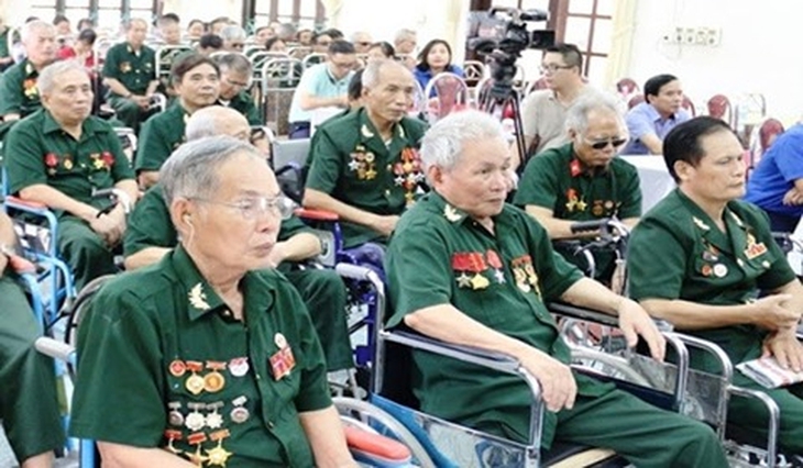 Trình Chủ tịch nước tặng quà cho người có công dịp Tết Nguyên đán 2025- Ảnh 1. Trình Chủ tịch nước tặng quà cho người có công dịp Tết Nguyên đán 2025- Ảnh 1.
