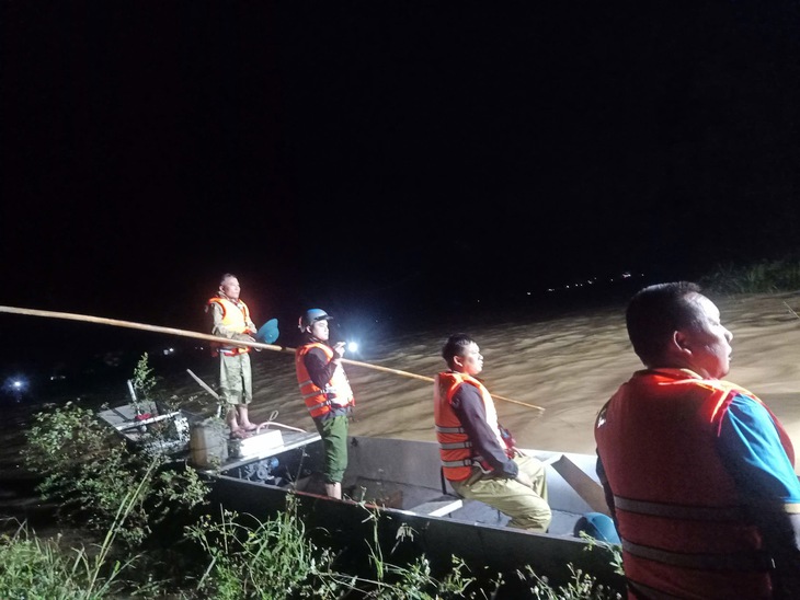 Người đàn ông bị nước cuốn mất tích khi đã cứu được một học sinh- Ảnh 1.
