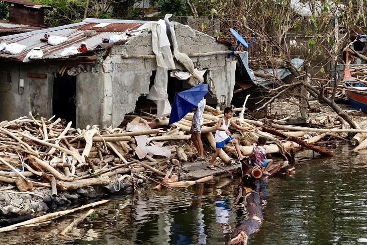 Philippines khẩn cấp sơ tán, quân đội sẵn sàng ứng phó bão Yinxing- Ảnh 1. Philippines khẩn cấp sơ tán, quân đội sẵn sàng ứng phó bão Yinxing- Ảnh 1.