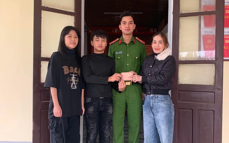 Nhặt được ví, 2 học sinh tìm người trả lại hơn 16 triệu và cặp nhẫn vàng