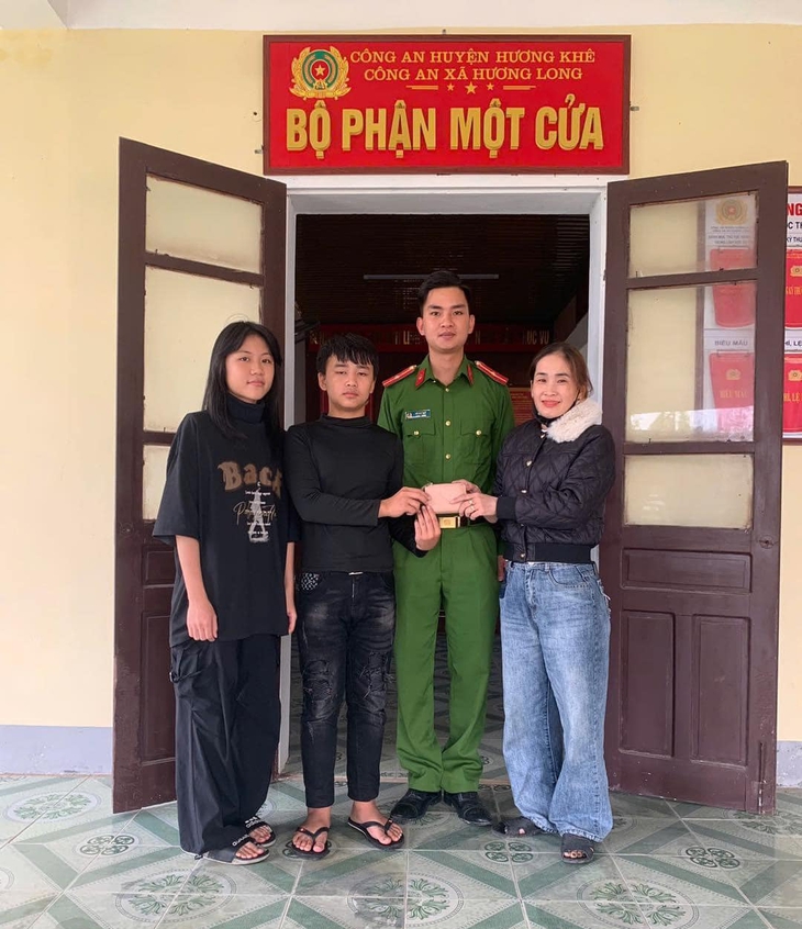 Nhặt được ví, 2 học sinh tìm người trả lại hơn 16 triệu và cặp nhẫn vàng- Ảnh 2.