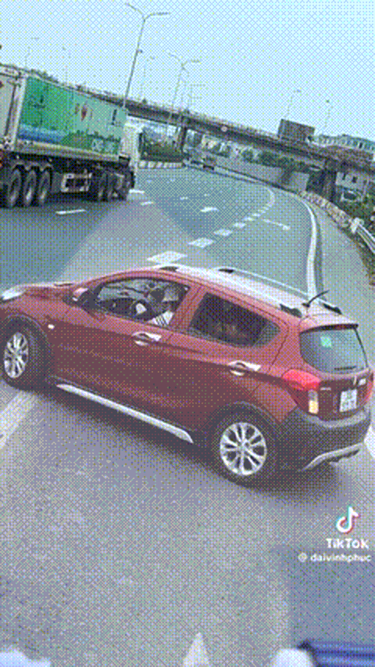 Video nữ tài xế vẫy tay với người quay clip sau khi bẻ lái  đi ngược chiều trên cao tốc- Ảnh 2.