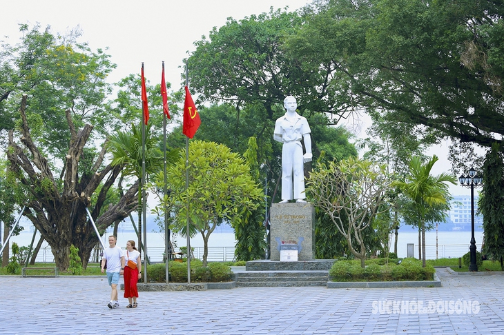 Vườn hoa Lý Tự Trọng 'thay áo mới' hút khách tham quan- Ảnh 1.