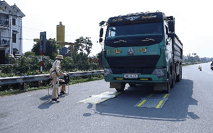 Tài xế xếp hàng nhận "trát" phạt với hàng loạt lỗi vi phạm giao thông