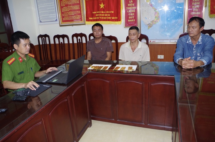 Bắt 3 đối tượng buôn lậu hơn 6 kg vàng- Ảnh 1. Bắt 3 đối tượng buôn lậu hơn 6 kg vàng- Ảnh 1.