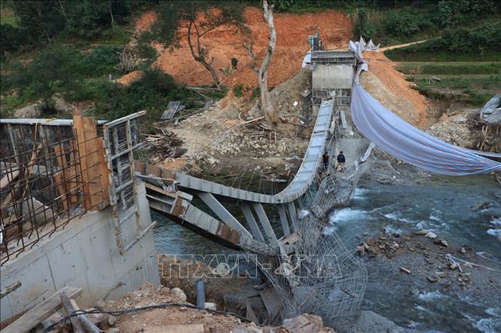 Điều tra, làm rõ nguyên nhân cầu dân sinh bất ngờ đổ sập khi đang thi công- Ảnh 1. Điều tra, làm rõ nguyên nhân cầu dân sinh bất ngờ đổ sập khi đang thi công- Ảnh 1.