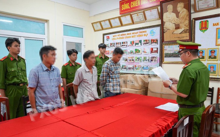 Bắt 4 gã đàn ông lừa bán thiên thạch cho một người phụ nữ giá 19 tỉ đồng