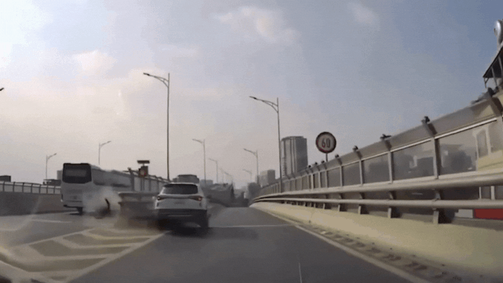 Video ô tô biến dạng sau khi tự đâm dải phân cách vành đai 2 trên cao- Ảnh 2.