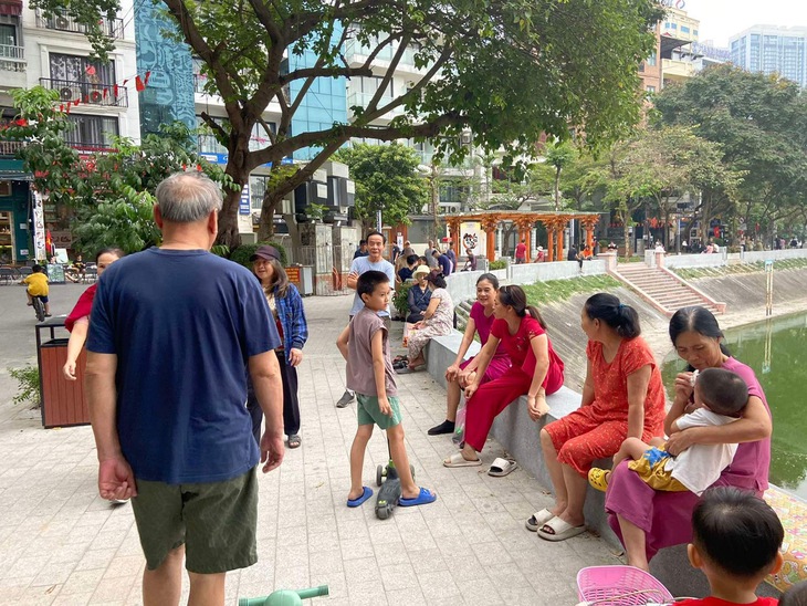 Hà Nội: Lượng khách tại phố đi bộ hồ Ngọc Khánh ra sao sau gần 1 tháng hoạt động?- Ảnh 5.