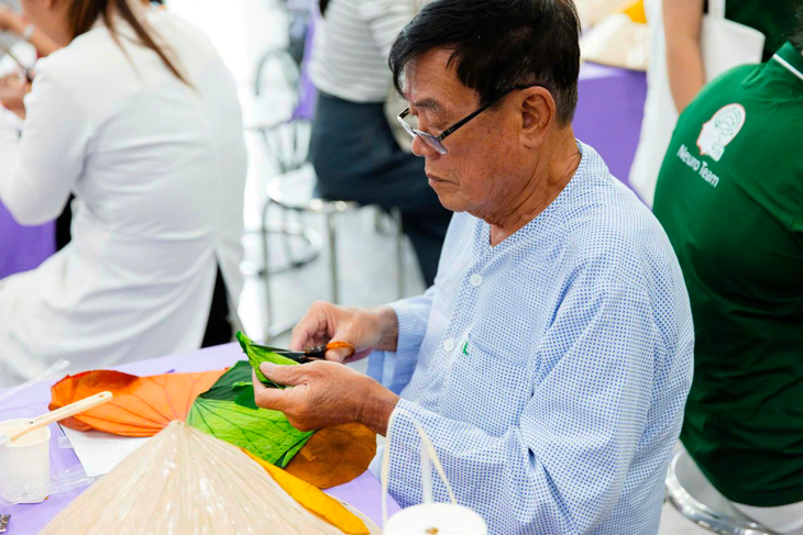 Yêu thương nối dài ký ức: 'Liều thuốc' tinh thần cho người bệnh Alzheimer- Ảnh 3. Yêu thương nối dài ký ức: 'Liều thuốc' tinh thần cho người bệnh Alzheimer- Ảnh 3.