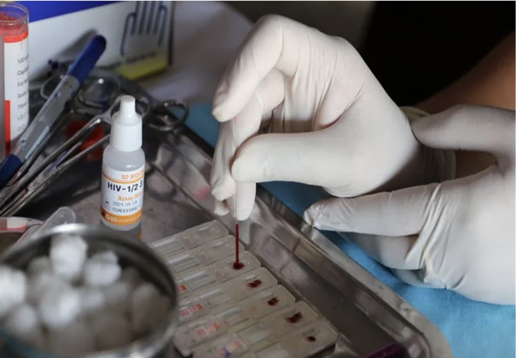 Xét nghiệm HIV sớm, bước quan trọng để kiểm soát bệnh hiệu quả và ngăn ngừa lây nhiễm ra cộng đồng- Ảnh 1. Xét nghiệm HIV sớm, bước quan trọng để kiểm soát bệnh hiệu quả và ngăn ngừa lây nhiễm ra cộng đồng- Ảnh 1.