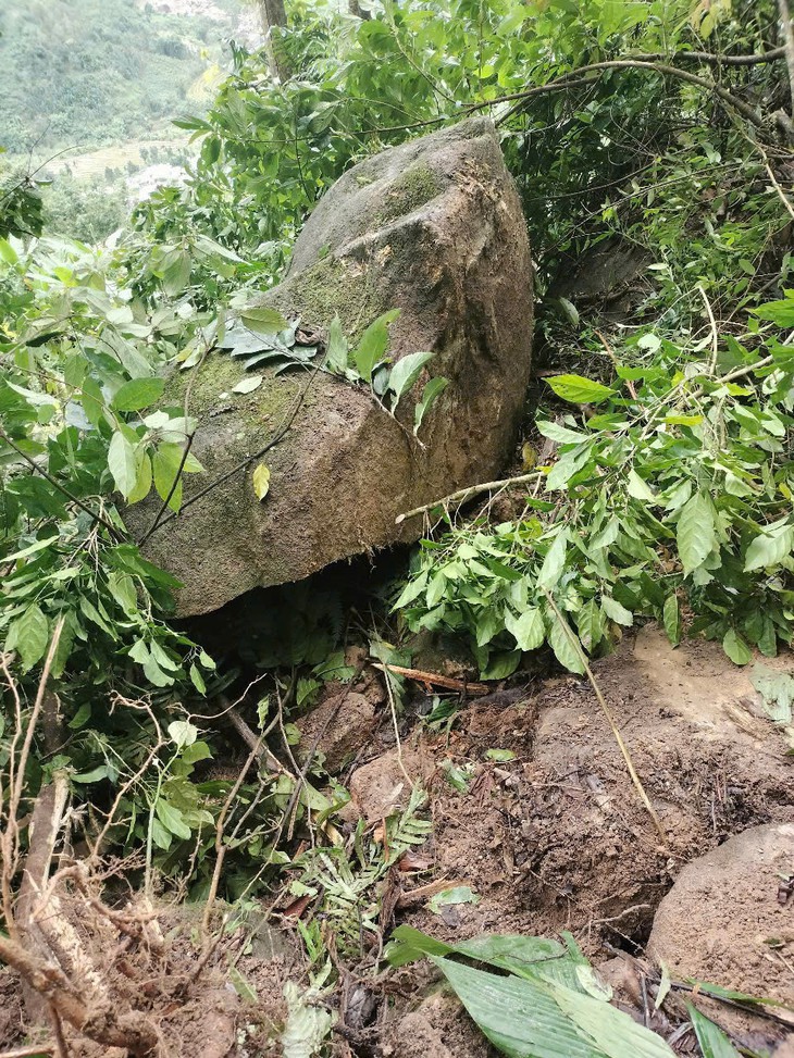Động đất khiến hàng chục tảng đá lớn lăn xuống một ngôi làng ở Quảng Nam- Ảnh 4. Động đất khiến hàng chục tảng đá lớn lăn xuống một ngôi làng ở Quảng Nam- Ảnh 4.