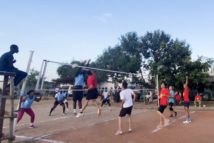 Lực lượng gìn giữ hòa bình Việt Nam giao lưu thể thao với cảnh sát Ghana tại Nam Sudan- Ảnh 3. Lực lượng gìn giữ hòa bình Việt Nam giao lưu thể thao với cảnh sát Ghana tại Nam Sudan- Ảnh 3.