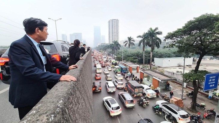 Tai nạn giao thông liên hoàn khiến đường vành đai 3 ùn tắc kéo dài- Ảnh 3. Tai nạn giao thông liên hoàn khiến đường vành đai 3 ùn tắc kéo dài- Ảnh 3.
