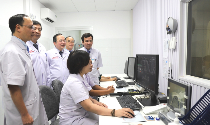 Bệnh viện đầu tiên ở Việt Nam sắm 3 máy chẩn đoán hình ảnh hiện đại nhất- Ảnh 1.