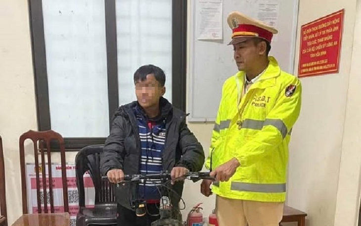 Thiếu niên người Mông đạp xe đi lạc từ Sơn La về Hòa Bình