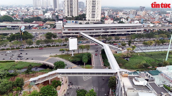 TP Hồ Chí Minh: Diện mạo 9 cầu bộ hành kết nối nhà ga trên cao tuyến metro số 1- Ảnh 3. TP Hồ Chí Minh: Diện mạo 9 cầu bộ hành kết nối nhà ga trên cao tuyến metro số 1- Ảnh 3.