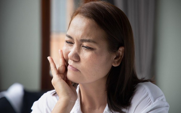 Ai dễ bị liệt mặt, méo miệng mùa lạnh và cách phòng- Ảnh 1.