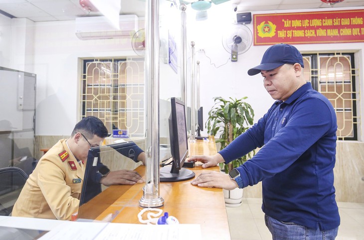 Bắt đầu từ năm 2025, người dân mua xe nhập khẩu cũng có thể ngồi nhà đăng ký online giống như khi đăng ký cho xe lắp ráp, sản xuất trong nước. Bắt đầu từ năm 2025, người dân mua xe nhập khẩu cũng có thể ngồi nhà đăng ký online giống như khi đăng ký cho xe lắp ráp, sản xuất trong nước.