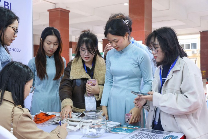 Bệnh Viện Mắt Hà Nội 2 – chia sẻ, kết nối tri thức tại hội thảo khúc xạ nhãn khoa 2024- Ảnh 3. Bệnh Viện Mắt Hà Nội 2 – chia sẻ, kết nối tri thức tại hội thảo khúc xạ nhãn khoa 2024- Ảnh 3.