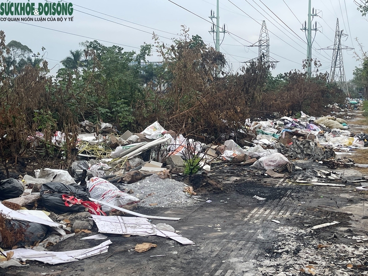 Đại lộ nghìn tỷ ở Hà Nội ngập rác thải- Ảnh 2.