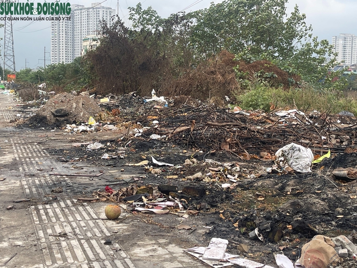 Đại lộ nghìn tỷ ở Hà Nội ngập rác thải- Ảnh 8.