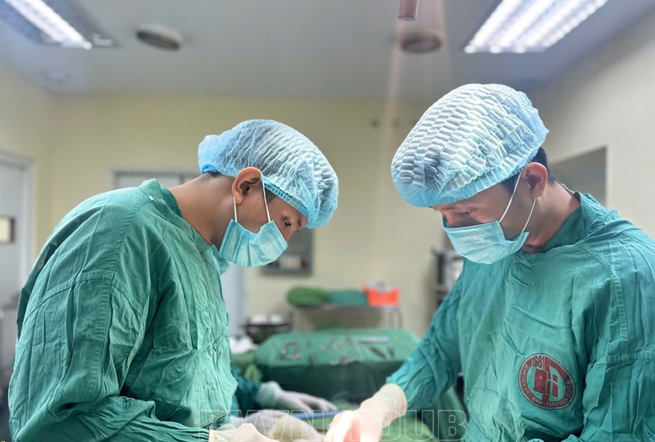 Người đàn ông phải phẫu thuật gấp sau cơn đau vùng bẹn- Ảnh 1.