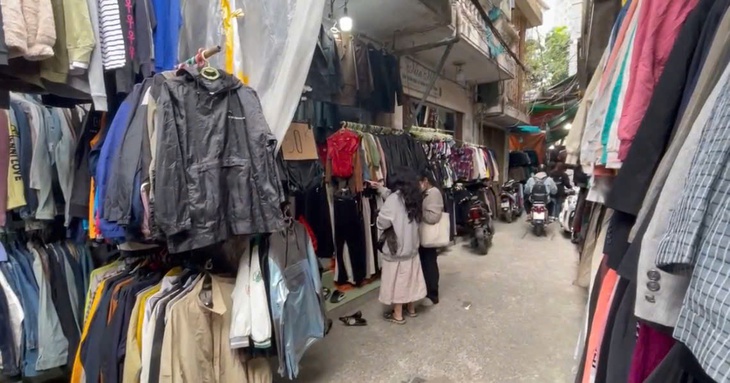 Nguy cơ mắc bệnh từ quần áo 'hàng thùng'- Ảnh 4.