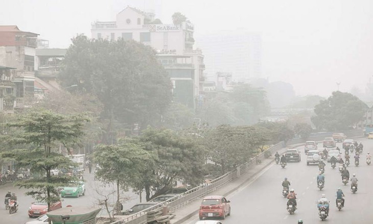 Ô nhiễm không khí ở Hà Nội kéo dài cả ngày, bụi mịn ở mức nguy hại cho sức khỏe- Ảnh 2. Ô nhiễm không khí ở Hà Nội kéo dài cả ngày, bụi mịn ở mức nguy hại cho sức khỏe- Ảnh 2.