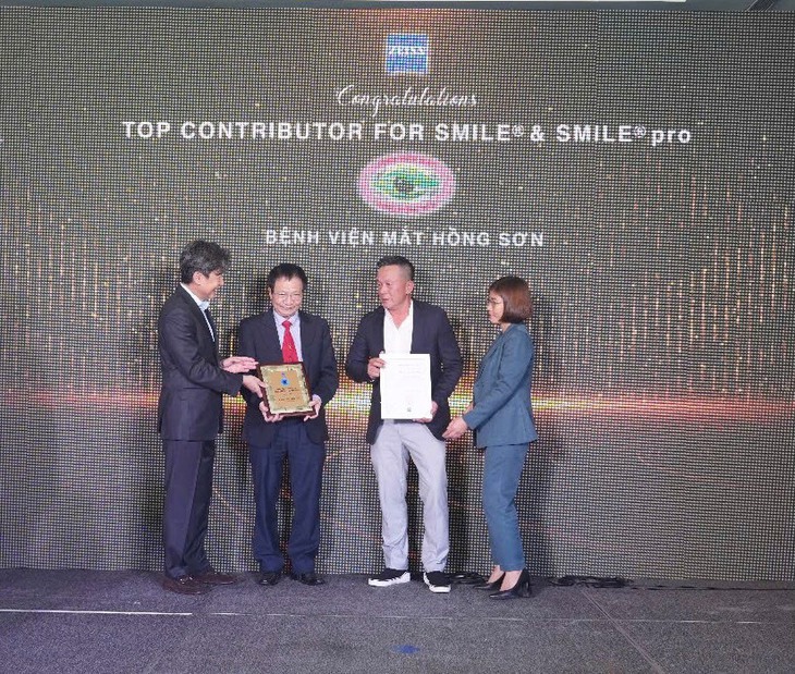Bệnh viện Mắt Hồng Sơn nhận giải thưởng về phẫu thuật khúc xạ Smile Pro- Ảnh 1. Bệnh viện Mắt Hồng Sơn nhận giải thưởng về phẫu thuật khúc xạ Smile Pro- Ảnh 1.