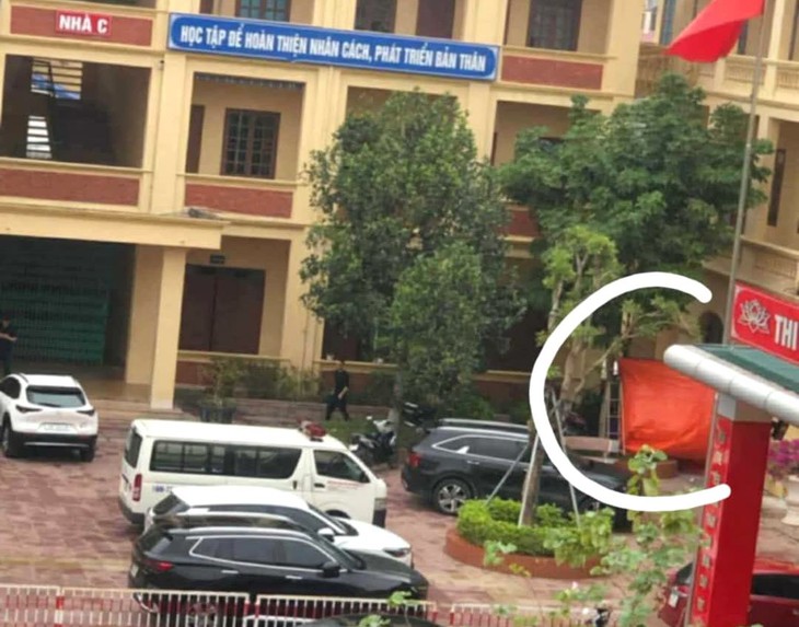 Thông tin mới vụ nữ sinh lớp 8 được phát hiện tử vong dưới sân trường- Ảnh 1. Thông tin mới vụ nữ sinh lớp 8 được phát hiện tử vong dưới sân trường- Ảnh 1.