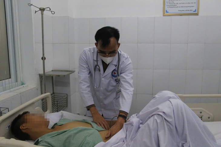 Y tế huyện cấp cứu thành công bệnh nhân vỡ gan bằng kỹ thuật nội khoa bảo tồn- Ảnh 1. Y tế huyện cấp cứu thành công bệnh nhân vỡ gan bằng kỹ thuật nội khoa bảo tồn- Ảnh 1.