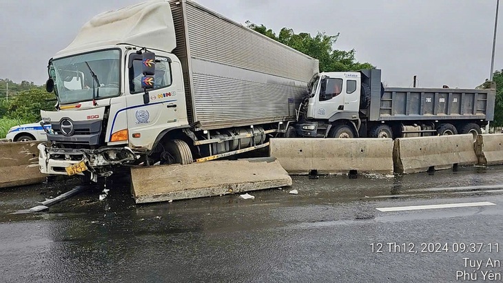 Đang sửa chữa đường, cán bộ kỹ thuật bị xe tải đâm tử vong- Ảnh 1.