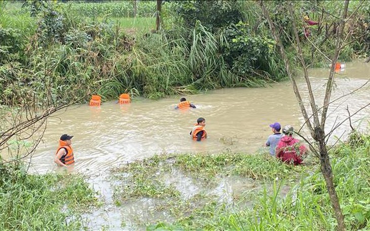 Người dân cẩn trọng khi đi qua tràn, khu vực trũng thấp dễ xảy thiên tai