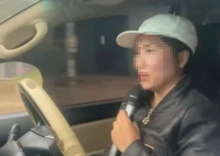 Góc pháp lý vụ nữ tài xế vừa lái ô tô vừa hát karaoke- Ảnh 1.