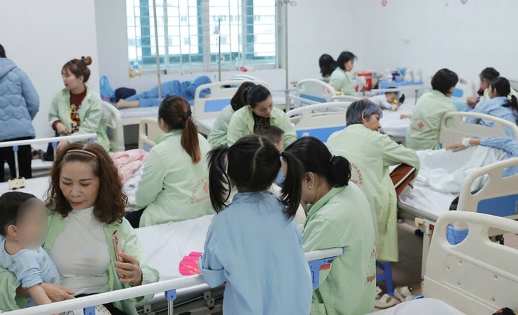 Chủ quan không tiêm chủng, nhiều trẻ ở Hà Nội phải nhập viện do sởi- Ảnh 1.