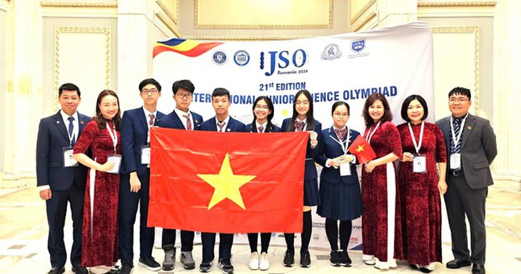 Những học sinh đầu tiên của Hà Nội nhận mức thưởng mới- Ảnh 1.