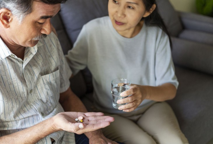 Người già có nên uống vitamin tổng hợp?- Ảnh 1.
