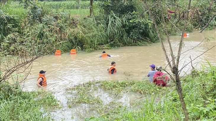 Người dân cẩn trọng khi đi qua tràn, khu vực trũng thấp dễ xảy thiên tai- Ảnh 1. Người dân cẩn trọng khi đi qua tràn, khu vực trũng thấp dễ xảy thiên tai- Ảnh 1.